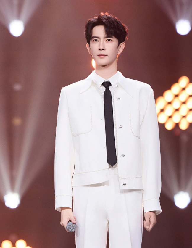 Vu Mông Lung biểu diễn ở show âm nhạc tháng 5. Ảnh: Yu Menglong Studio