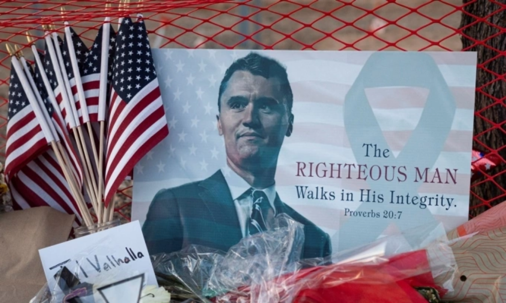 Ảnh nhà hoạt động bảo thủ Charlie Kirk tại một khu vực tưởng niệm anh tại trụ sở của TPUSA ở Phoenix, Arizona, ngày 12/9. Ảnh: Reuters