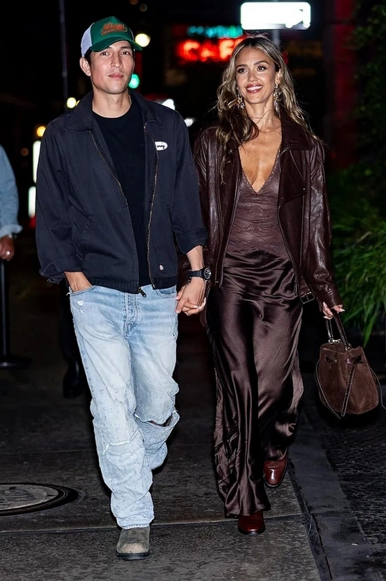 Jessica Alba tay trong tay tình trẻ khi dạo phố New York ngày 15/9. Ảnh: Backgrid