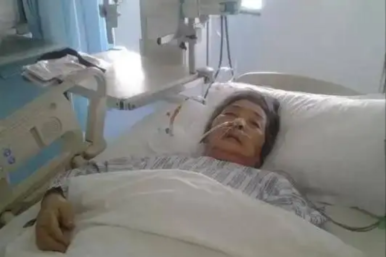 Người phụ nữ 68 tuổi qua đời vì suy tim, bác sĩ lắc đầu: 4 việc đừng làm sau khi thức dậy buổi sáng- Ảnh 1.