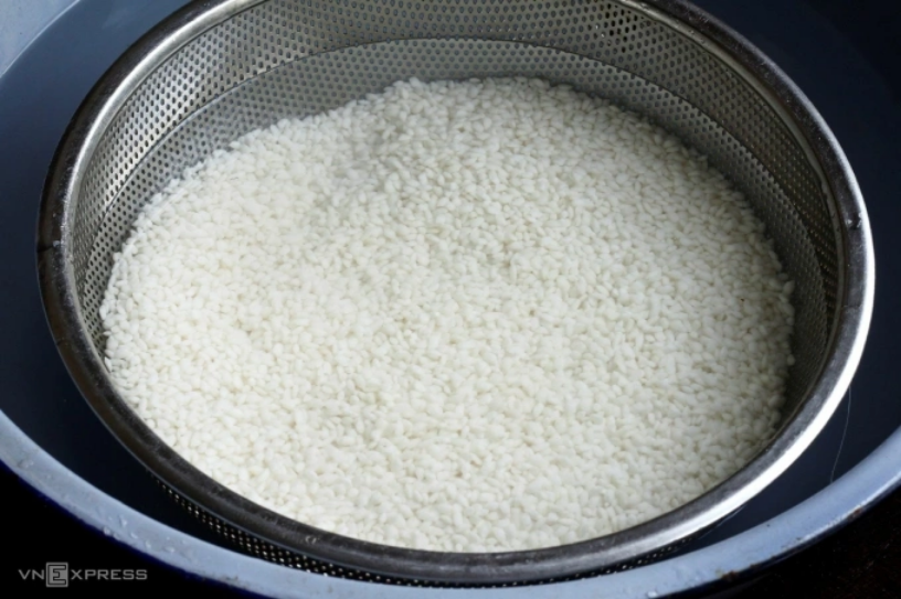 Người nội trợ có kinh nghiệm thường ngâm gạo nếp 6-8 tiếng trước khi đồ xôi. Ảnh: Bùi Thủy
