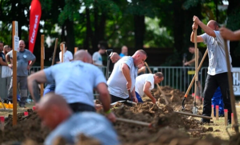 Những thí sinh tham gia cuộc thi đào mộ ở Nghĩa trang Hungary, tháng 9/2025. Ảnh: Oddity Central