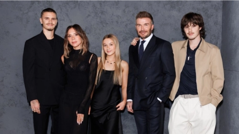 Gia đình Beckham tại sự kiện của hãng Boss đầu năm. Từ trái qua: con trai thứ hai Romeo, Victoria, con út Harper, David và con thứ ba Cruz. Ảnh: Boss