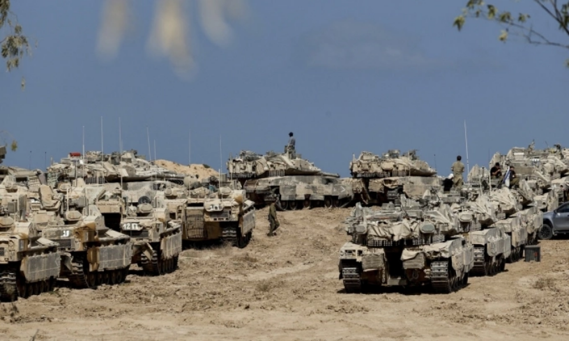 Xe tăng và xe bọc thép chở quân của Israel ở gần biên giới với Dải Gaza hôm 16/9. Ảnh: Reuters