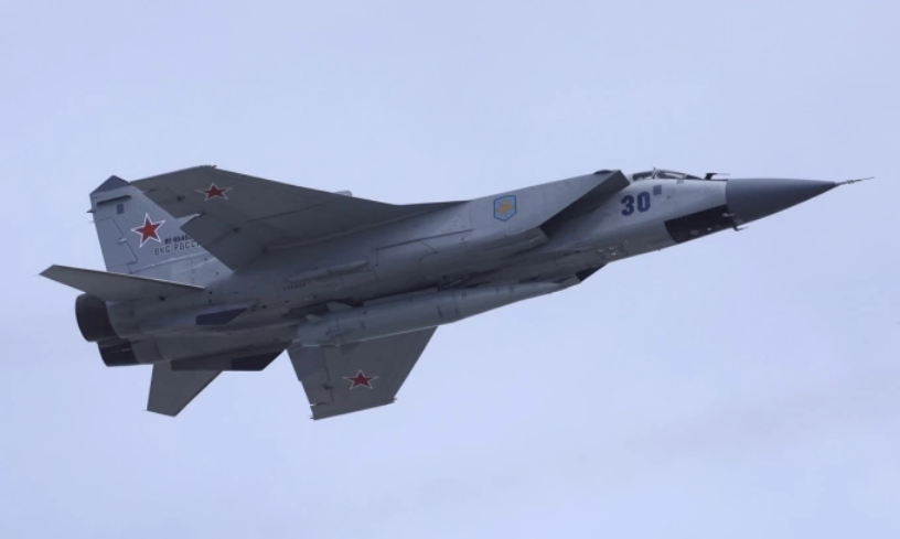 Một tiêm kích MiG-31 của Nga bay qua Quảng trường Đỏ ở thủ đô Moskva hồi tháng 5/2022. Ảnh: Reuters