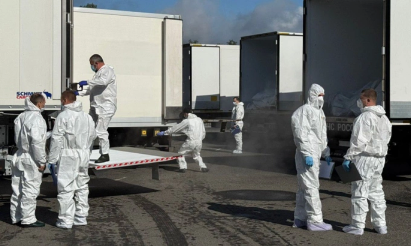 Xe chở thi thể binh sĩ tại địa điểm bàn giao chưa được công bố hôm 18/9  Ảnh: KSHPPV