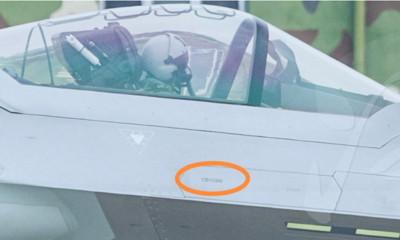 Số hiệu chế tạo trên tiêm kích J-20 Trung Quốc trong ảnh đăng hôm 12/9. Ảnh: X/RupprechtDeino