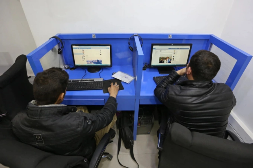 Người dân Afghanistan lướt Facebook tại một quán cà phê internet ở Kabul, năm 2016. Ảnh: AP