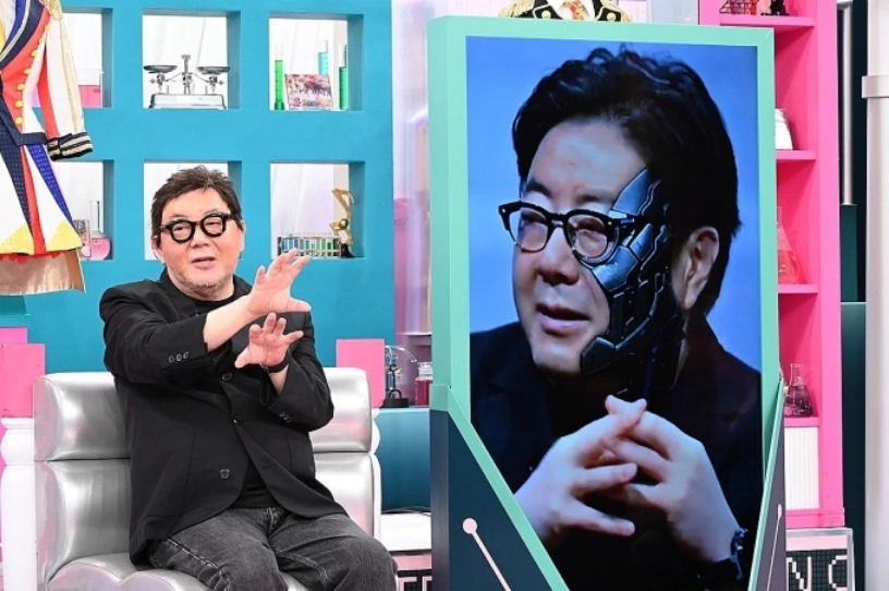 Nhạc sĩ Yasushi Akimoto và phiên bản AI Akimoto trong chương trình Yasushi Akimoto × AI Akimoto: AKB48 New Song Showdown. Ảnh: Instagram/ AI Akimoto
