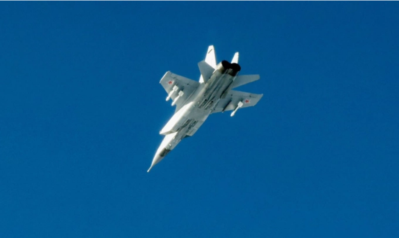 Tiêm kích MiG-31 Nga nhìn từ phi cơ Thụy Điển ở Biển Baltic hôm 19/9. Ảnh: Không quân Thụy Điển