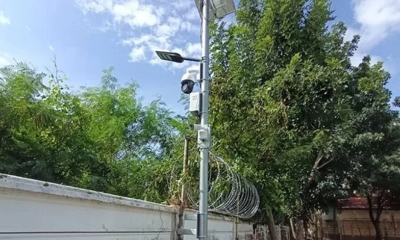 Cột đầu tiên trang bị camera quan sát trên biên giới với Campuchia được Thái Lan lắp đặt hôm 18/9 tại huyện Aranyaprathet, tỉnh Sa Kaeo. Ảnh: Quân đội Hoàng gia Thái Lan