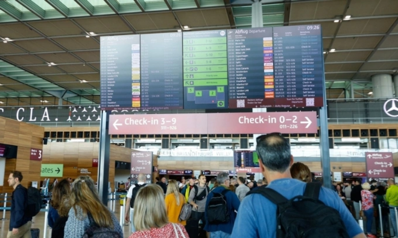 Hành khách tại sân bay Brandenburg ở thủ đô Berlin, Đức, ngày 20/9. Ảnh: AP