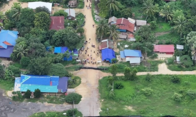 Người dân Campuchia tụ tập phía sau một rào chắn bằng lốp xe được Thái Lan dựng lên tại khu vực tranh chấp giữa hai nước. Ảnh: Bangkok Post