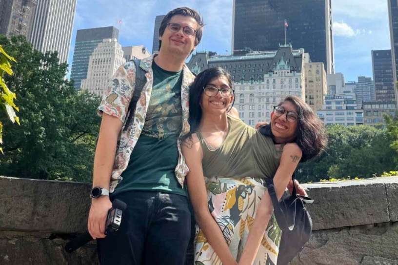 Carmen (ở giữa) cùng chồng Daniel McCormack và em gái Lupita. Ảnh nhân vật cung cấp