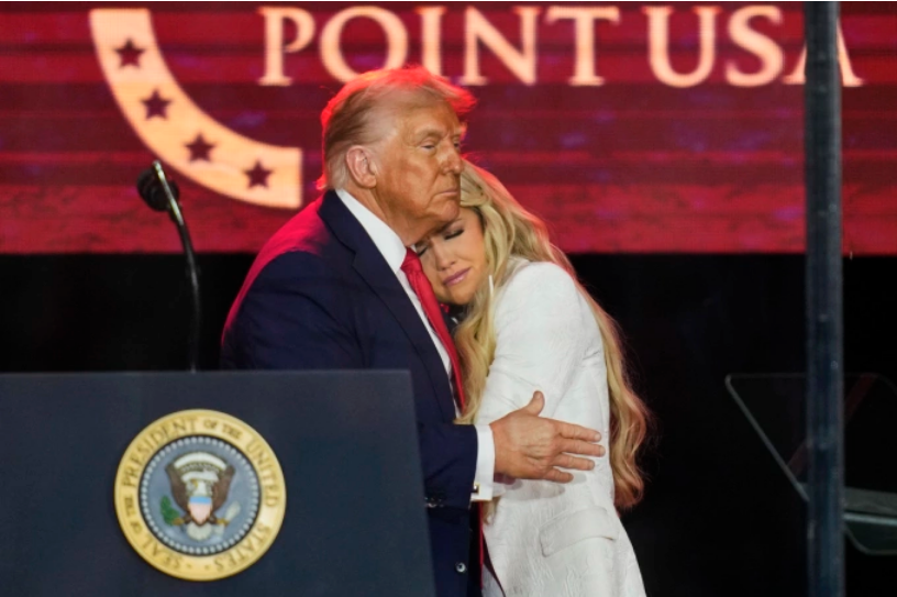 Tổng thống Donald Trump ôm Erika Kirk, vợ của nhà hoạt động Charlie Kirk, trên sân khấu lễ tưởng niệm ở sân vận động State Farm, bang Arizona ngày 21/9. Ảnh: AP