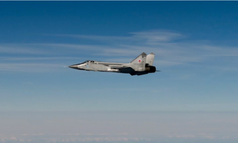Tiêm kích MiG-31 chụp từ camera trên phi cơ Gripen Thụy Điển trên Biển Baltic hôm 19/9. Ảnh: Không quân Thụy Điển