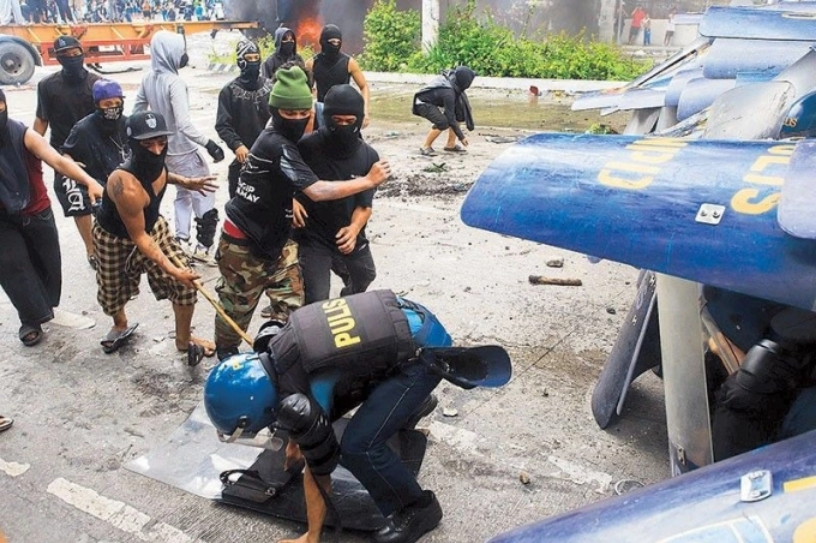 Nhóm thanh thiếu niên trong đợt biểu tình ở thủ đô Philippines ngày 21/9 tấn công cảnh sát trên tuyến đường Mendiola. Ảnh: PhilStar