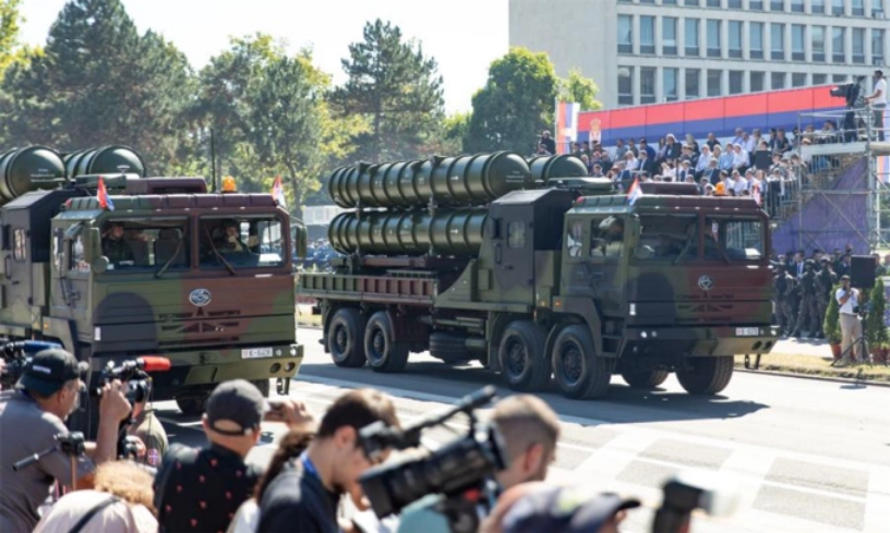 Bệ phóng của tổ hợp phòng không FK-3 tại cuộc duyệt binh ở Belgrade, Serbia hôm 20/9. Ảnh: Xinhua