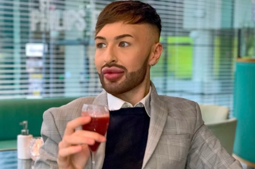 Ngoại hình khác lạ của Christopher Sharratt ở Anh trước năm 2021. Ảnh: @chrissharratt