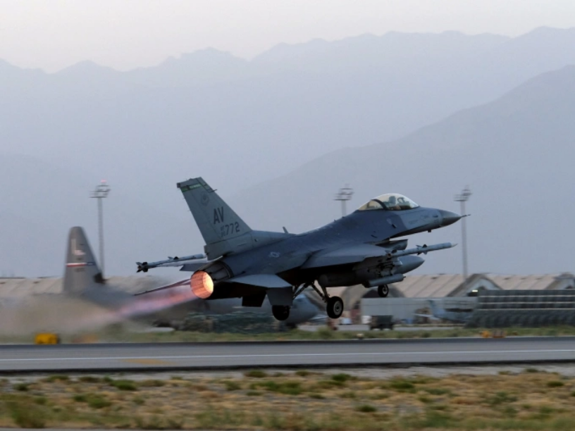 Tiêm kích F-16 Mỹ cất cánh từ căn cứ Bagram năm 2017. Ảnh: Reuters