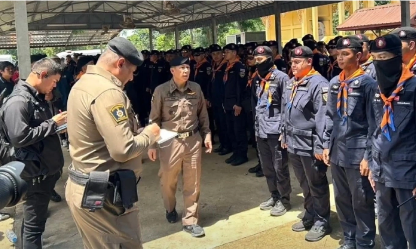 Trung tướng Yingyos Thepjamnong, Tư lệnh Cảnh sát Vùng 2 của Thái Lan, kiểm tra lực lượng chống bạo động đang tập trung tại tỉnh Sa Kaeo ngày 21/9. Ảnh: Nation