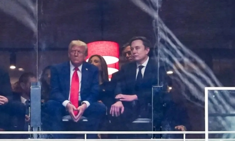 Tổng thống Mỹ Trump (trái) và tỷ phú Elon Musk tại lễ tưởng niệm Charlie Kirk ở bang Arizona ngày 21/9. Ảnh: Epoch Times