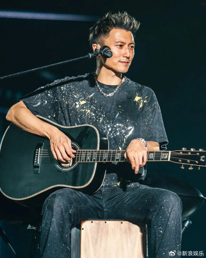 Tạ Đình Phong, 45 tuổi, ở liveshow. Ảnh: Sina