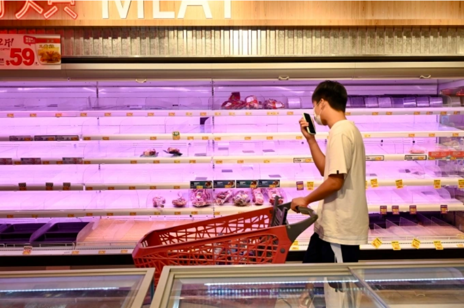 Kệ siêu thị trống trơn ở Hong Kong, Trung Quốc, ngày 22/9. Ảnh: Reuters