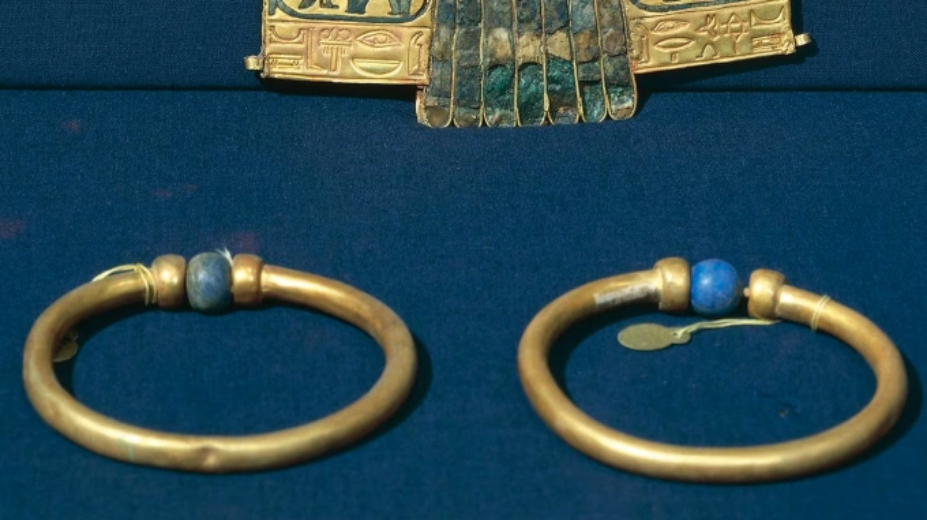 Vòng vàng của Pharaoh Ai Cập Amenemope. Ảnh: DEA Picture Library