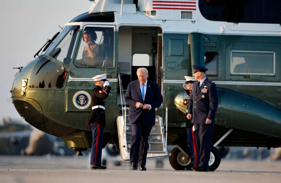 Tổng thống Mỹ Donald Trump rời chuyên cơ Marine One ở căn cứ Andrews, bang Maryland, ngày 22/9. Ảnh: AFP