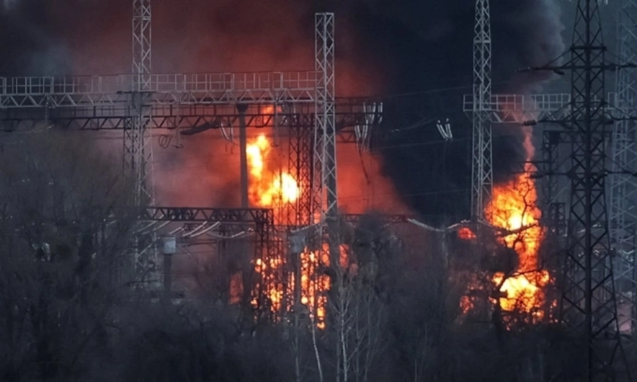 Khói lửa bao trùm các đường dây điện cao thế tại hiện trường một vụ tập kích tên lửa của Nga vào thành phố Kharkov, Ukraine, tháng 3/2024. Ảnh: Reuters