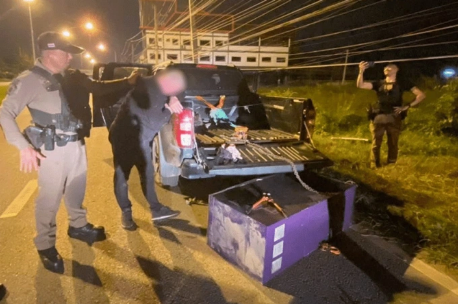 Chiếc xe bán tải kéo theo máy ATM trên con đường ở huyện Mueang, tỉnh Khon Kaen, Thái Lan ngày 22/9. Ảnh: The Nation