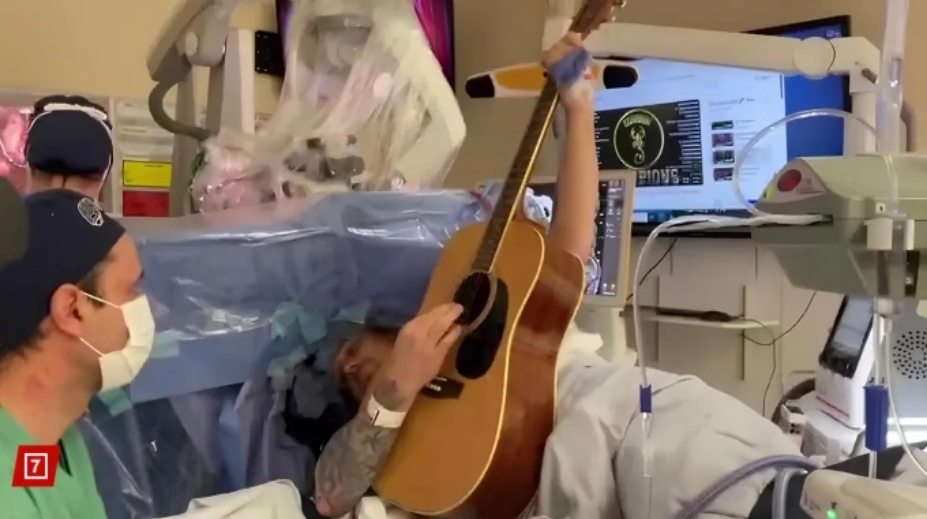 Paul Welsh-Dalton chơi guitar trong lúc mổ não, hôm 28/3. Ảnh: New York Post