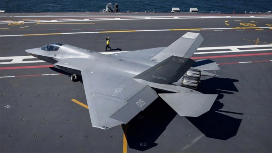 Tiêm kích J-35 di chuyển trên sàn cất hạ cánh của tàu sân bay Phúc Kiến trong ảnh công bố ngày 22/9. Ảnh: PLAN