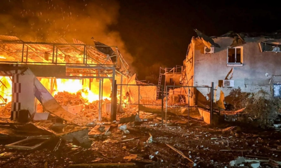 Một khu nhà bốc cháy tại tỉnh Odessa, Ukraine sau khi Nga tập kích ngày 23/9. Ảnh: DSNS Ukraine