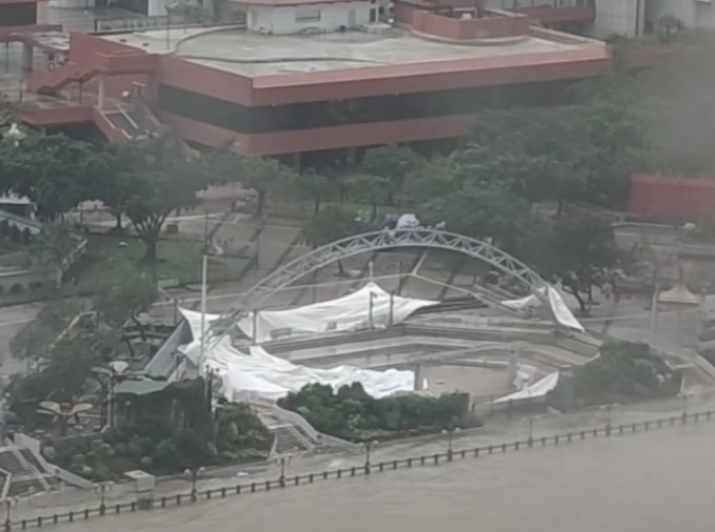 Sân khấu ngoài trời tại công viên Sha Tin, Hong Kong, bị phá hủy bởi bão Ragasa. Ảnh: DDHK