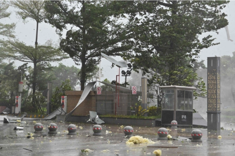 Các tấm tôn bị gió thổi bay trên đường phố Dương Giang khi bão Ragasa đổ bộ. Ảnh: AFP