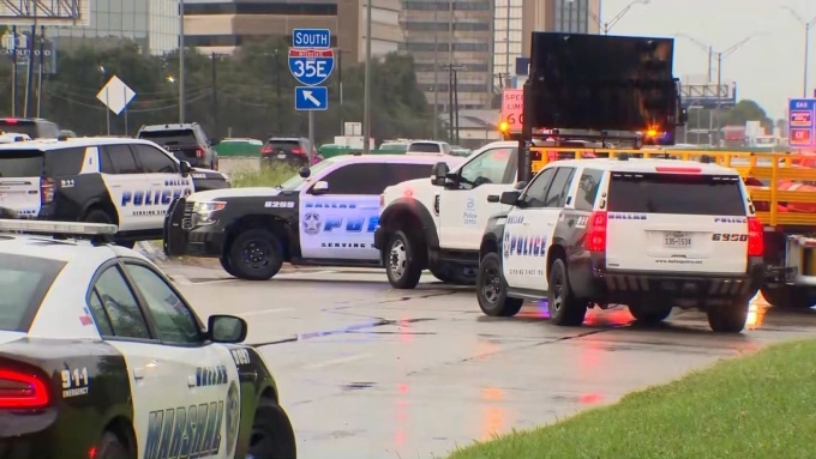 Xe cảnh sát gần hiện trường vụ xả súng tại cơ sở ICE ở Dallas, bang Texas ngày 24/9. Ảnh: WFAA