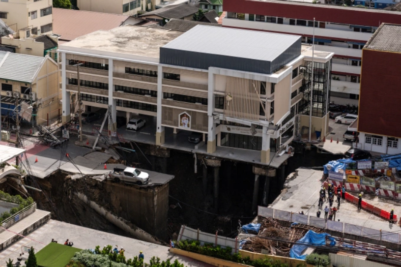 Hố sụt lún lớn trên con đường ở Bangkok, Thái Lan ngày 24/9. Ảnh: AFP