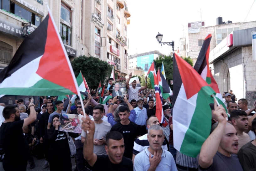 Người dân Palestine tuần hành cảm ơn các quốc gia công nhận Nhà nước Palestine tại Ramallah, Bờ Tây ngày 23/9. Ảnh: AFP