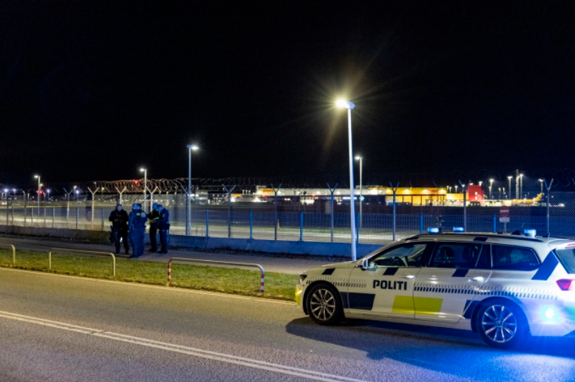 Cảnh sát Đan Mạch được triển khai đến sân bay Copenhagen vào đêm 22/9 sau khi phát hiện drone cỡ lớn xâm nhập khu vực. Ảnh: AFP