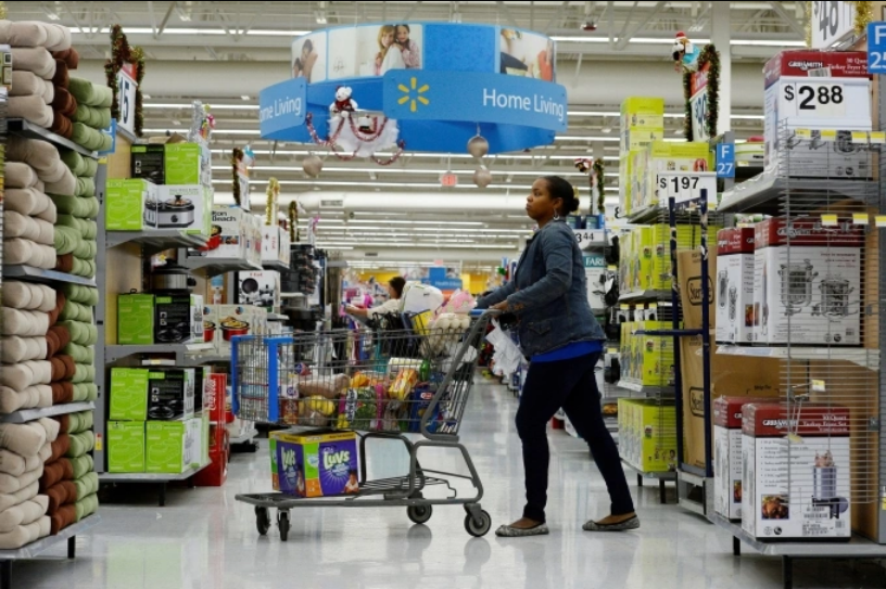 Người tiêu dùng mua sắm tại một siêu thị Walmart ở Los Angeles. Ảnh: Reuters