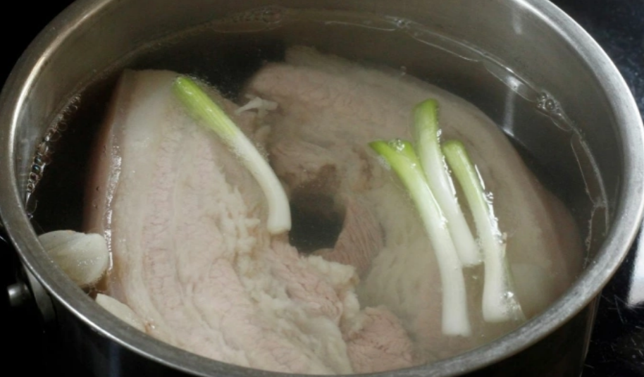 Thịt ba chỉ nổi nhanh hơn thịt nạc. Ảnh minh họa: Bùi Thủy