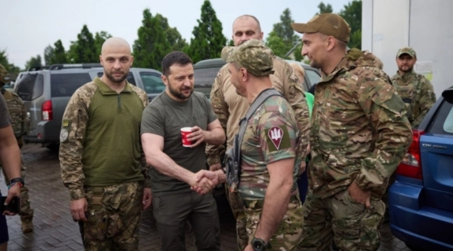 Tổng thống Ukraine Volodymyr Zelensky ghé thăm một trạm xăng của OKKO ở vùng Donetsk và bắt tay các binh sĩ hồi tháng 6/2023. Ảnh: Ukrinform