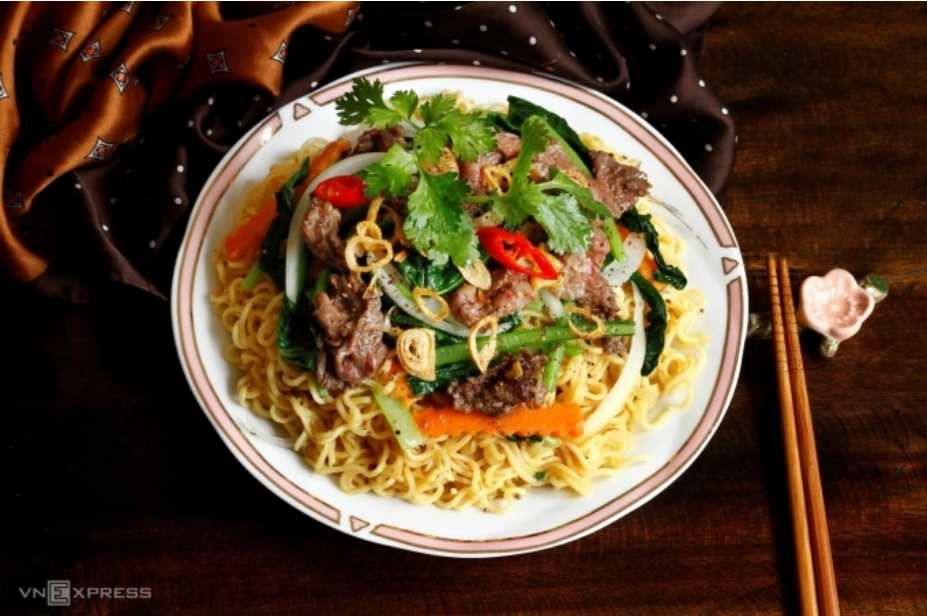 Mì xào thịt bò, rau cải. Ảnh: Bùi Thủy
