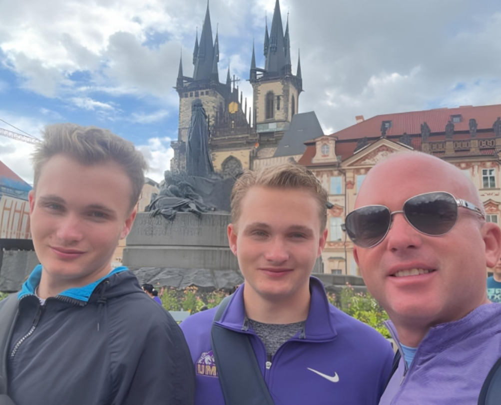 Billy Urbanik (ngoài cùng bên phải) đã đưa Aidan và Jacob đi du lịch trước khi họ vào đại học. Ảnh: WSJ