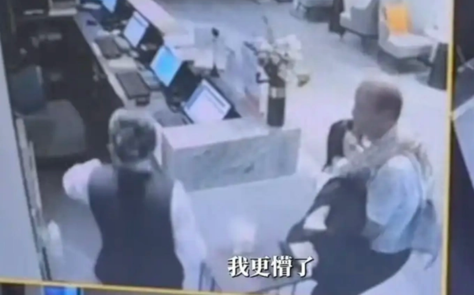 Camera giám sát của khách sạn cho thấy cấp trên họ Wang bế Cui Lili vào phòng, tháng 9/2023. Ảnh: KH01