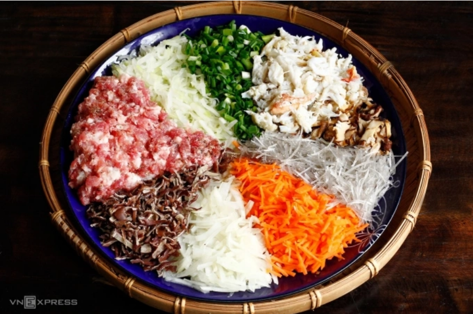 Nhân rau củ nên để khô ráo mới trộn thịt gói. Ảnh: Bùi Thủy