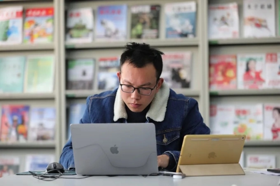 Một nghiên cứu sinh tiến sĩ Trung Quốc đang làm việc miệt mài trong thư viện để có đủ số bài báo khoa học được xuất bản, nâng cao khả năng tìm việc sau tốt nghiệp. Ảnh: VCG