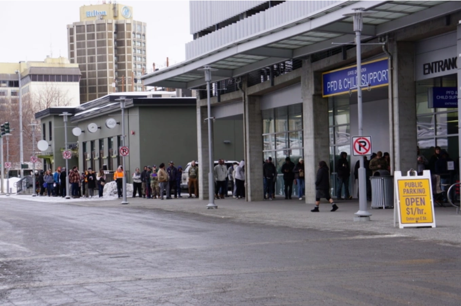 Cư dân Alaska xếp hàng đăng ký nhận tiền PFD tại thành phố Anchorage vào tháng 3/2023. Ảnh: Alaska Beacon